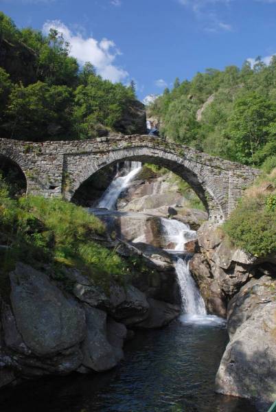 il ponte romanico nella frazione di Fondo, Comune di Traversella