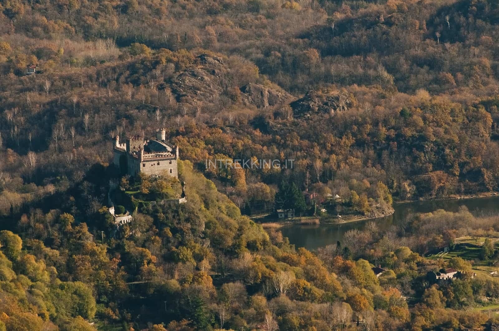 Montalto Dora e il suo Castello visto dal monte Cavallaria